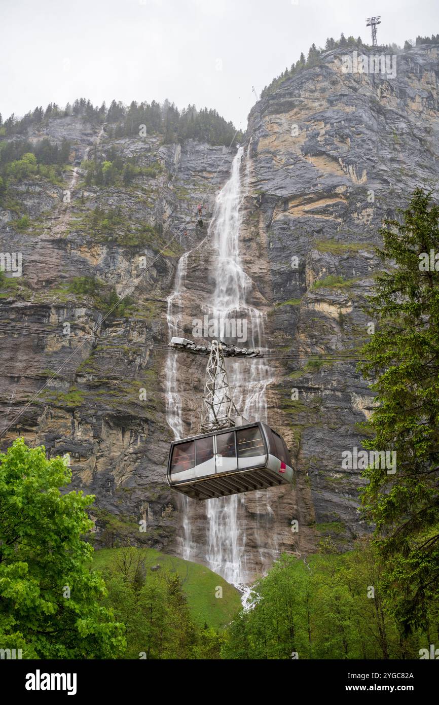 Lauterbrunnen, villaggio in Svizzera, nelle Alpi svizzere, splendida valle con scogliere rocciose e cascate, conosciuta come la Terra delle 72 cascate con un Foto Stock