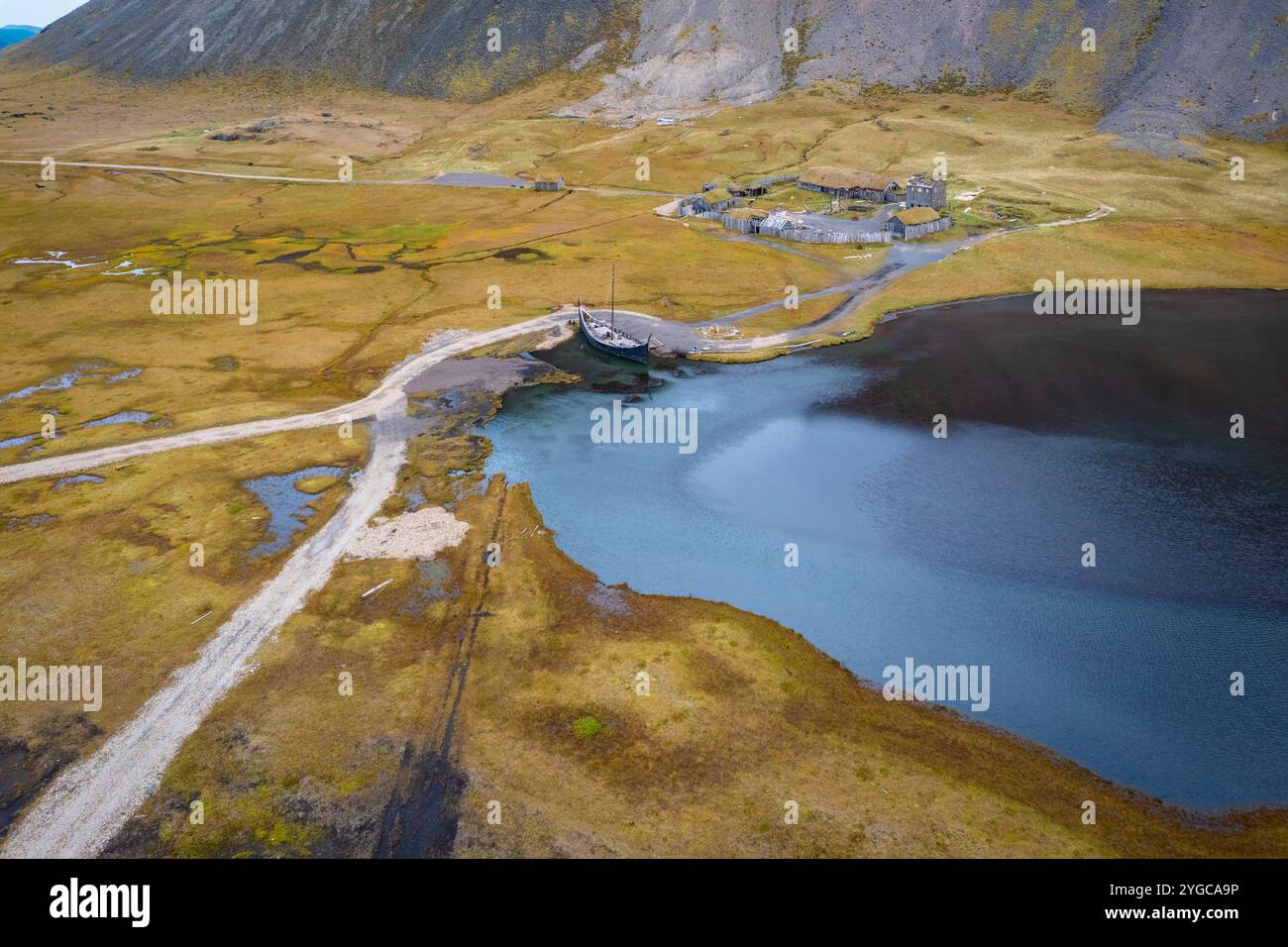 Vista aerea di un film abbandonato del villaggio vichingo, ambientato di fronte al monte Vestrahorn. Penisola di Stokksnes, Hofn, Austurland, Islanda, Europa. Foto Stock