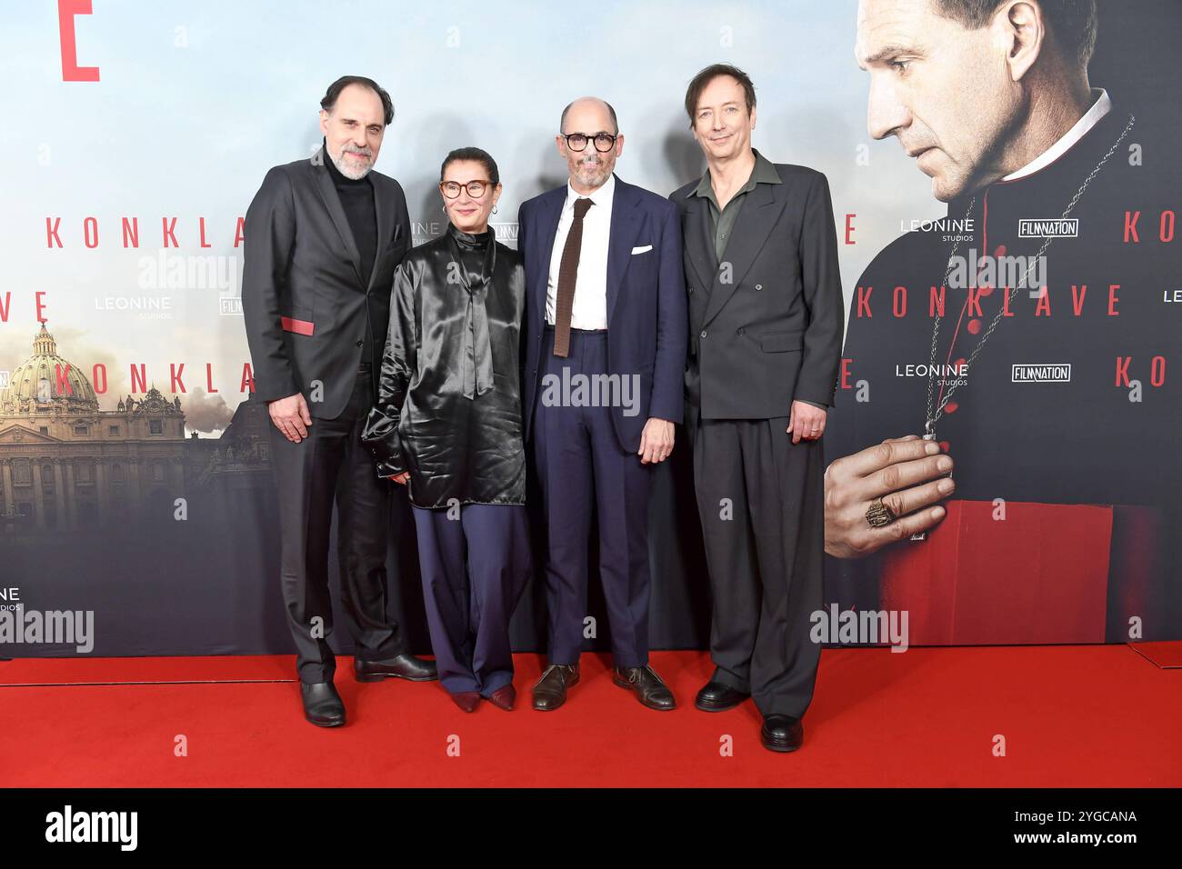 Thomas Loibl, Lisy Christl, Edward Berger und Volker Bertelmann bei der Premiere KONKLAVE im Delphi-Filmpalast a Berlino AM 06.11.2024 *** Thomas Loibl, Lisy Christl, Edward Berger e Volker Bertelmann alla prima KONKLAVE al Delphi Filmpalast di Berlino il 6 11 2024 Foto Stock