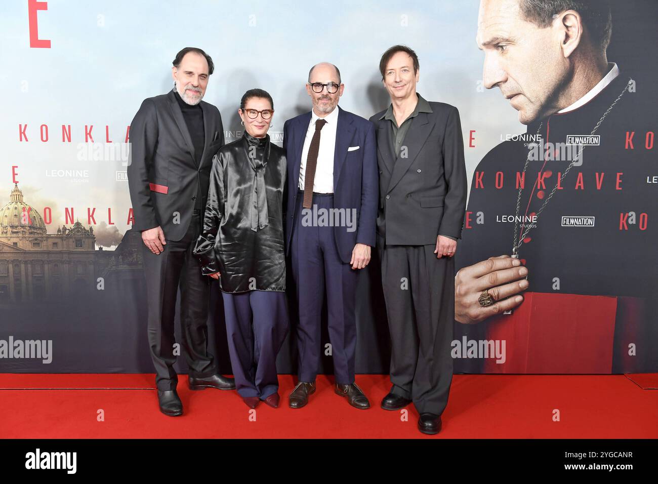 Thomas Loibl, Lisy Christl, Edward Berger und Volker Bertelmann bei der Premiere KONKLAVE im Delphi-Filmpalast a Berlino AM 06.11.2024 *** Thomas Loibl, Lisy Christl, Edward Berger e Volker Bertelmann alla prima KONKLAVE al Delphi Filmpalast di Berlino il 6 11 2024 Foto Stock