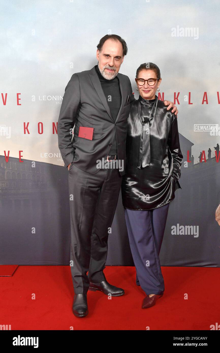 Thomas Loibl und Lisy Christl bei der Premiere KONKLAVE im Delphi-Filmpalast a Berlino AM 06.11.2024 *** Thomas Loibl e Lisy Christl alla prima KONKLAVE al Delphi Filmpalast di Berlino il 06 11 2024 Foto Stock