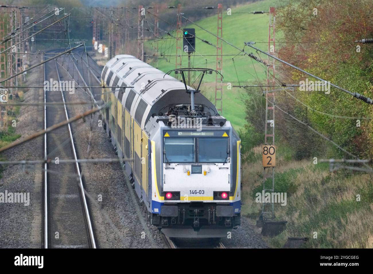 Einblicke bei einer Bahnfahrt mit Start a Goettingen Hbf nach Hannover Hbf auf der Strecke bei Northeim im Nahverkehr. Zugreise in Deutschland mit der Bahn. *** Approfondimenti da un viaggio in treno che parte da Goettingen Hbf a Hannover Hbf sul percorso vicino a Northeim in treno locale viaggia in Germania in treno Foto Stock