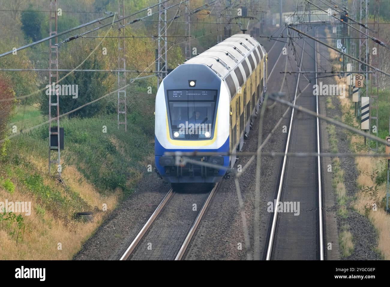 Einblicke bei einer Bahnfahrt mit Start a Goettingen Hbf nach Hannover Hbf auf der Strecke bei Northeim im Nahverkehr. Zugreise in Deutschland mit der Bahn. *** Approfondimenti da un viaggio in treno che parte da Goettingen Hbf a Hannover Hbf sul percorso vicino a Northeim in treno locale viaggia in Germania in treno Foto Stock