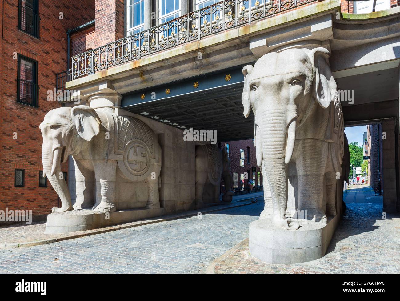Due grandi statue di elefanti in granito della porta dell'Elefante, completate nel 1901 per segnare l'ingresso al sito della fabbrica di birra Carlsberg a Copenaghen, Danimarca. Foto Stock