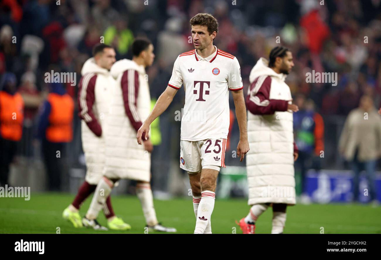 MONACO, GERMANIA - 06 NOVEMBRE: Thomas Mueller del Bayern Muenchen ha sottomesso il tifo dopo la partita a causa della morte di un tifoso dopo la partita di UEFA Champions League 2024/25 in fase MD4 tra FC Bayern MŸnchen e SL Benfica al Football Arena Munich il 6 novembre 2024 a Monaco, Germania. © diebilderwelt / Alamy Stock Foto Stock