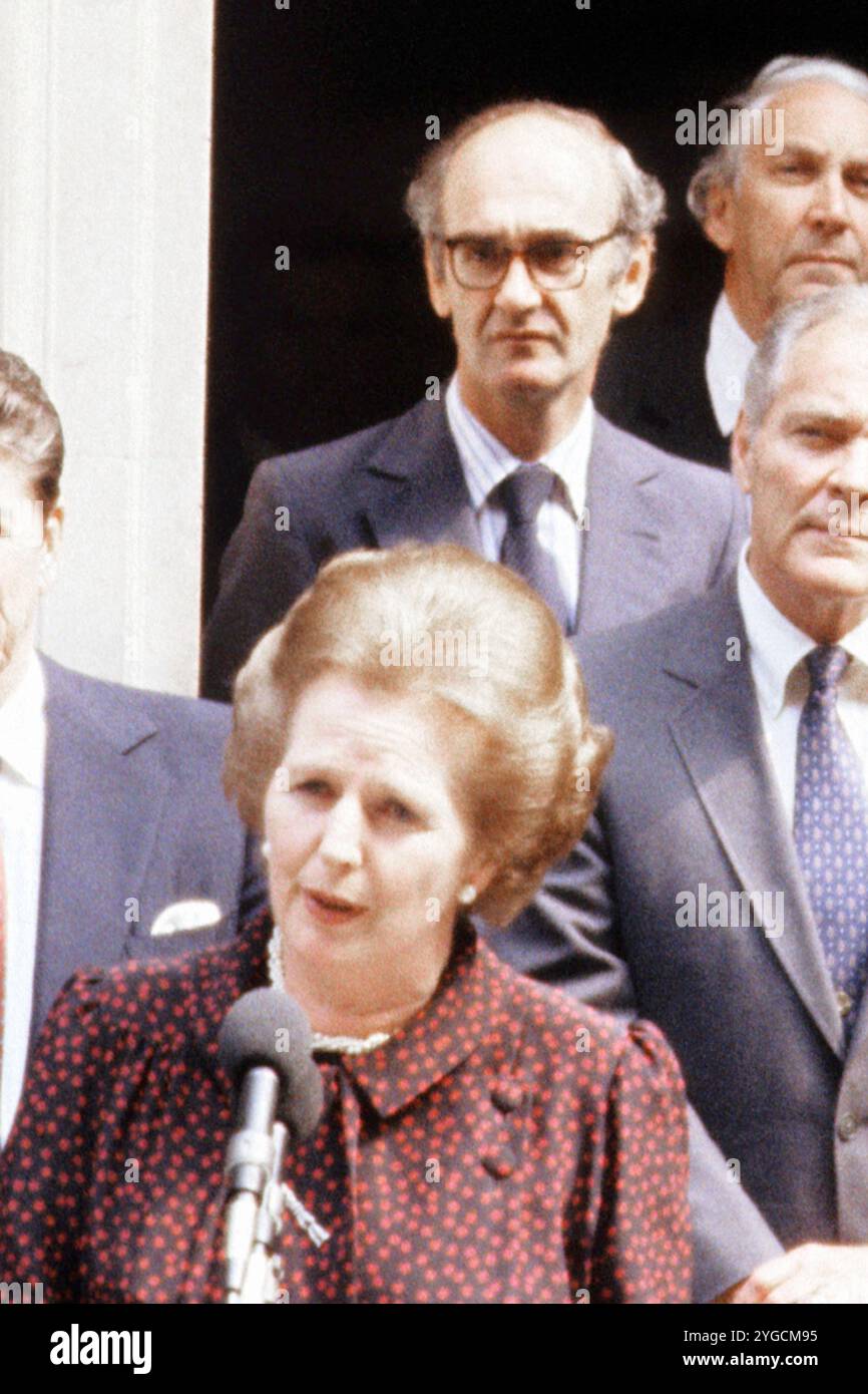 La foto del file del 09/06/82 di John Nott era dietro al primo ministro Margaret Thatcher, mentre fa un discorso fuori il numero 10 di Downing Street poco prima della partenza del presidente americano Ronald Reagan (non nella foto) dopo la loro colazione di lavoro. Sir John Nott, il segretario alla difesa durante la guerra delle Falkland, è morto all'età di 92 anni. Data di pubblicazione: Giovedì 7 novembre 2024. Foto Stock