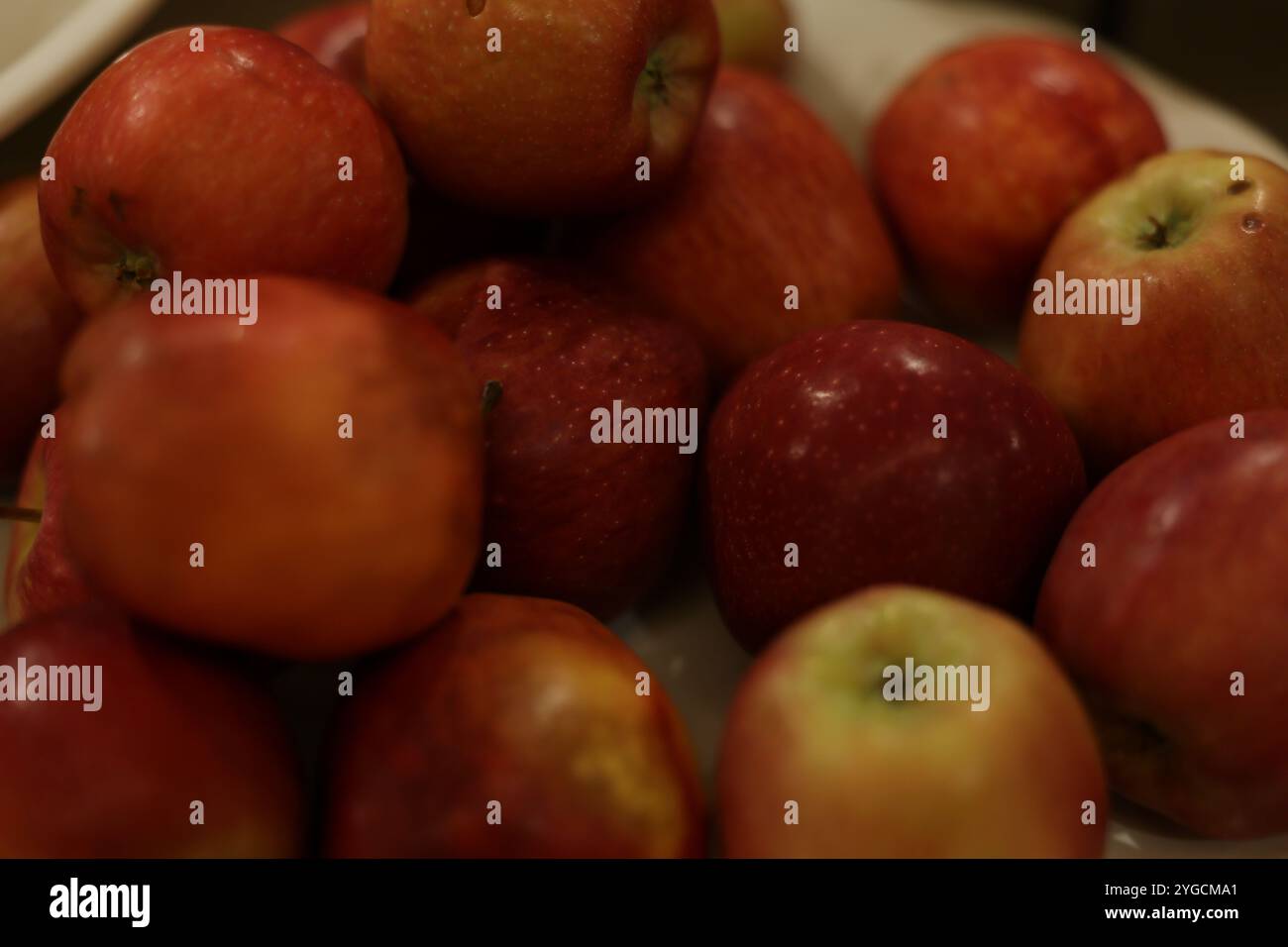 Mele rosse fresche e croccanti riunite in una bella ciotola per tutti i gusti Foto Stock