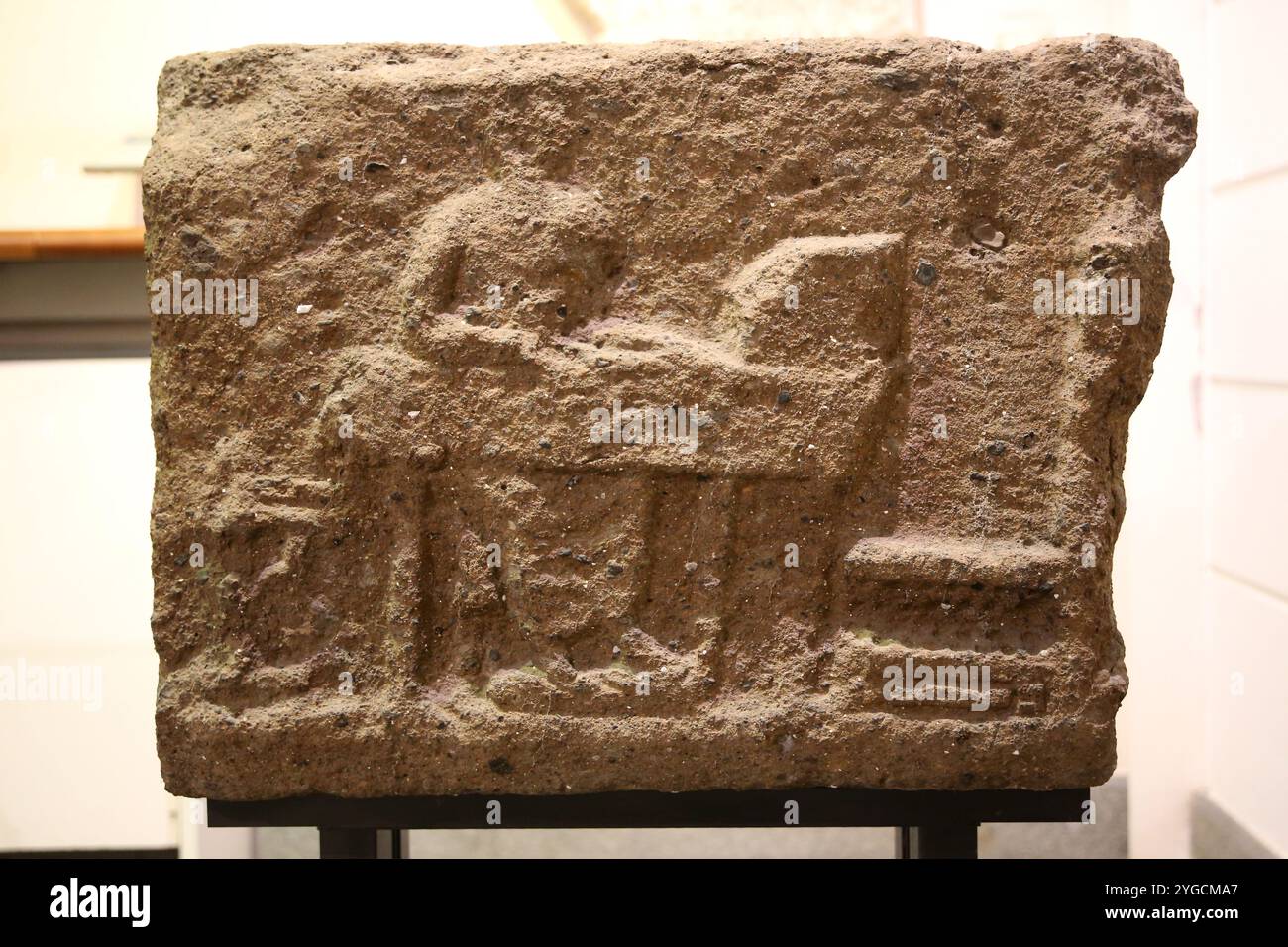 Un banchiere. Un banchiere che indossa una toga si siede dietro la sua scrivania contando le monete, con due casse ai lati. Monumento funerario della Fontiie. Foto Stock