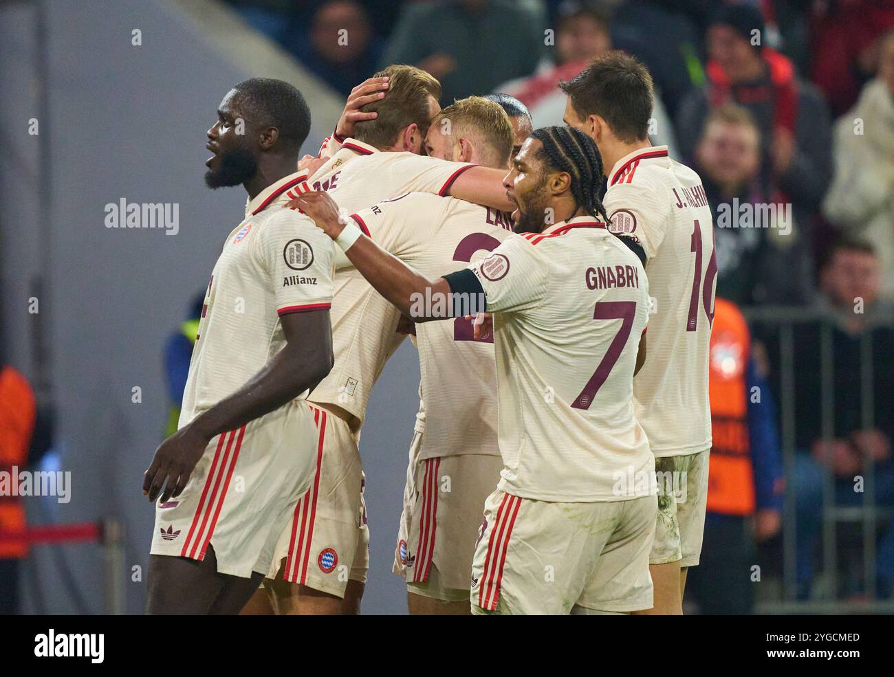 Monaco, Germania. 6 novembre 2024. Jamal MUSIALA, FCB 42 celebra il suo gol, felice, ridere, festeggiamenti, 1-0 con Harry Kane, FCB 9 Serge GNABRY, FCB 7 Dayot Upamecano, FCB 2 nella partita di campionato a gironi FC BAYERN MUENCHEN - SL BENFICA LISSABON 1-0 della UEFA Champions League nella stagione 2024/2025 a Monaco di Baviera, 06 novembre 2024, FCB, 4. Spieltag, Muenchen fotografo: ddp Images/STAR-Images credito: ddp media GmbH/Alamy Live News Foto Stock