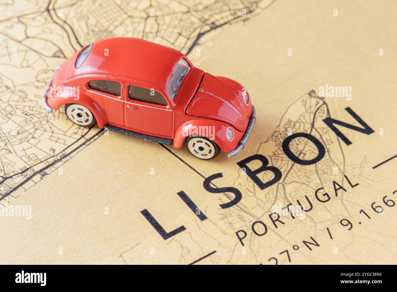 Un'auto giocattolo rossa ha guidato fino a Lisbona, in Portogallo. Foto Stock