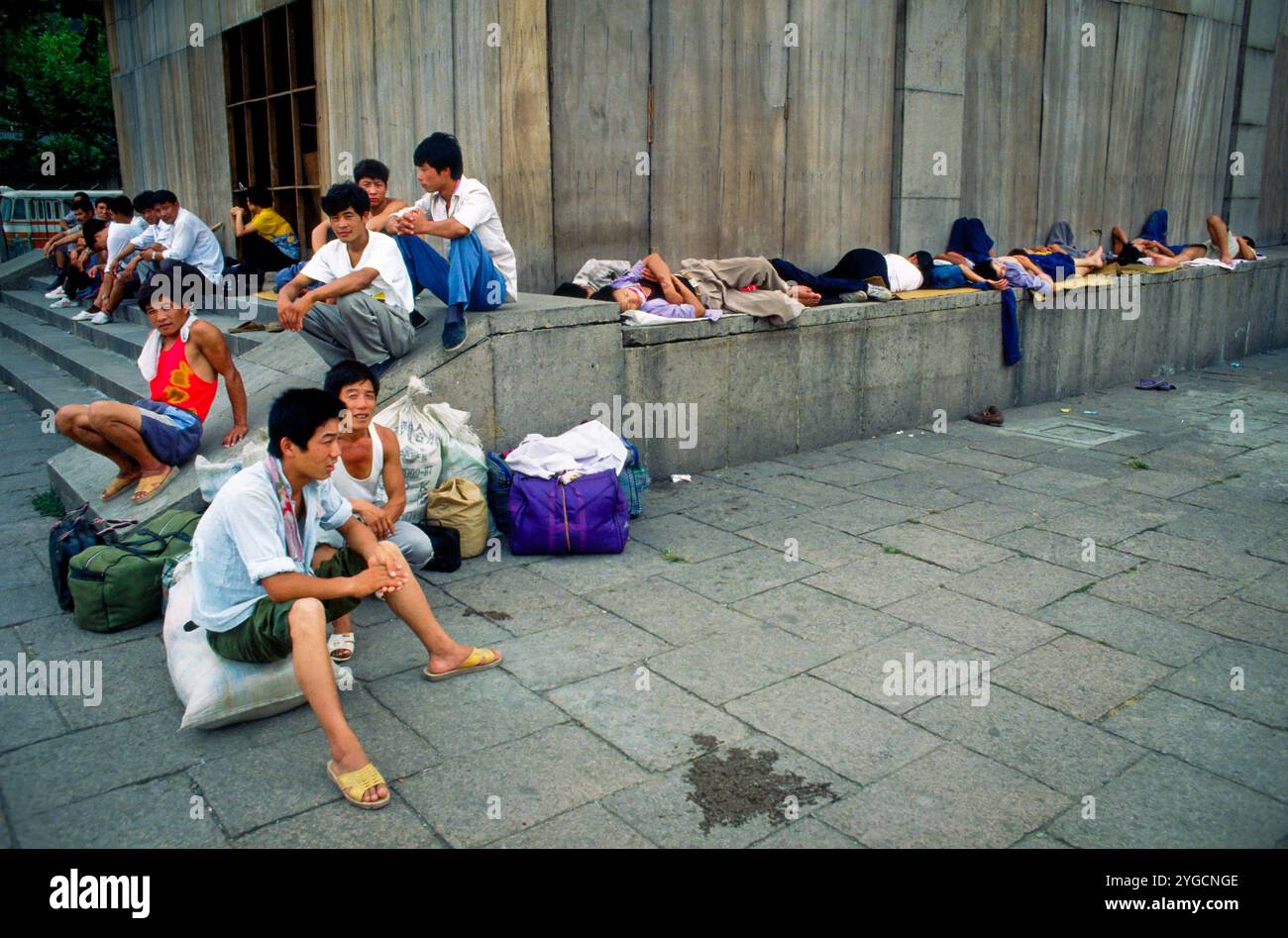 Cina, Shanghai, disoccupati, soprattutto giovani, sono arrivati in treno dalla campagna per trovare lavoro. Foto Stock