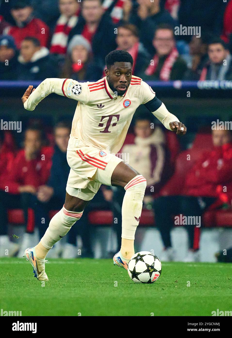 Alphonso DAVIES, FCB 19 nella partita di campionato a gironi FC BAYERN MUENCHEN - SL BENFICA LISSABON 1-0 di calcio UEFA Champions League nella stagione 2024/2025 a Monaco di Baviera, 06 novembre 2024 , FCB, 4. Spieltag, München fotografo: Peter Schatz Foto Stock