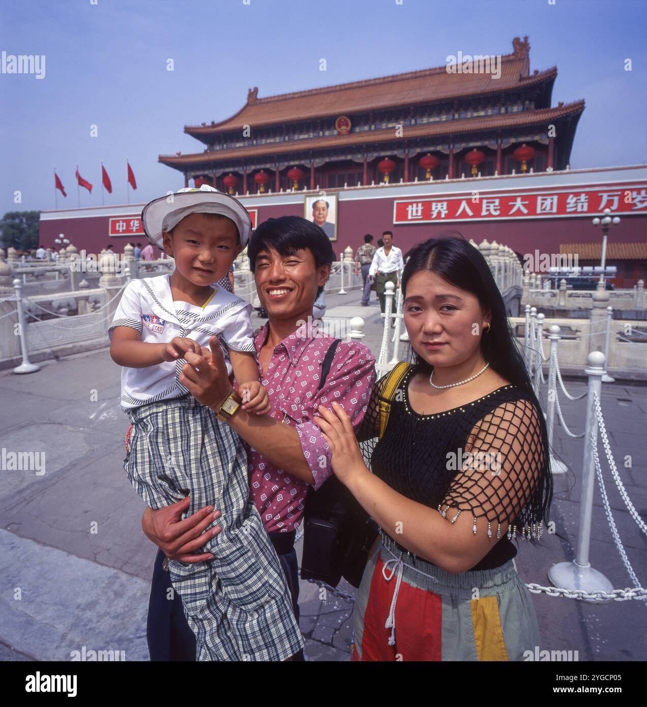 Cina, Pechino, padre, madre e loro figlio che posano all'ingresso della città proibita. Foto Stock