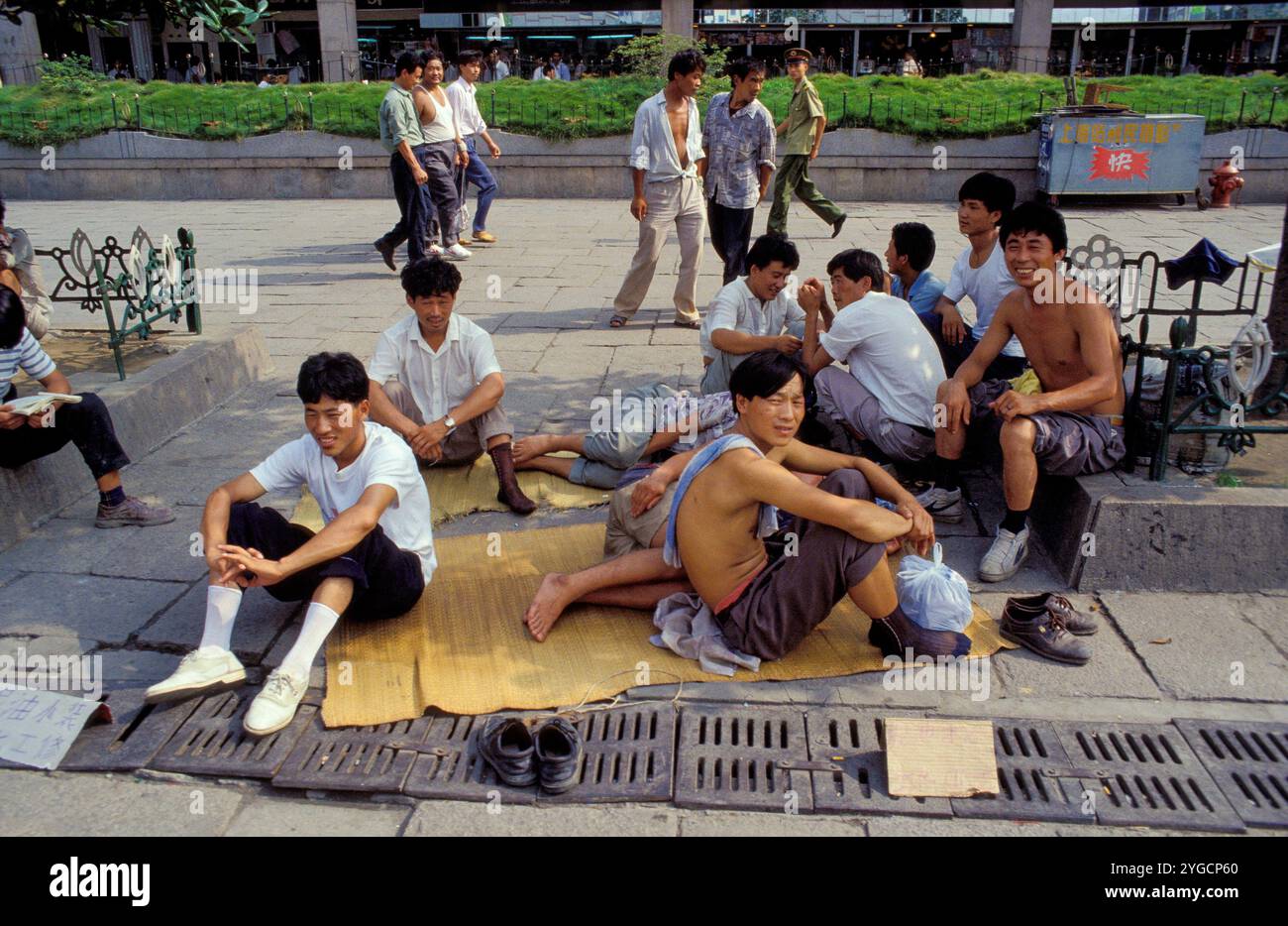 Cina, Shanghai, persone, soprattutto giovani, sono arrivate in treno dalla campagna per trovare lavoro. Scrivono la loro professione su cartelli di cartone. Foto Stock