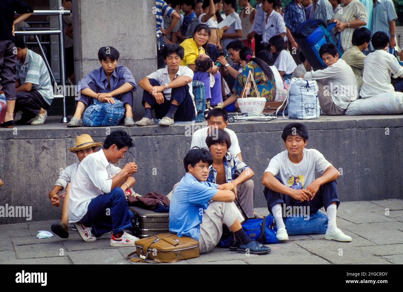Cina, Shanghai, persone, soprattutto giovani, sono arrivate in treno dalla campagna per trovare lavoro. Foto Stock