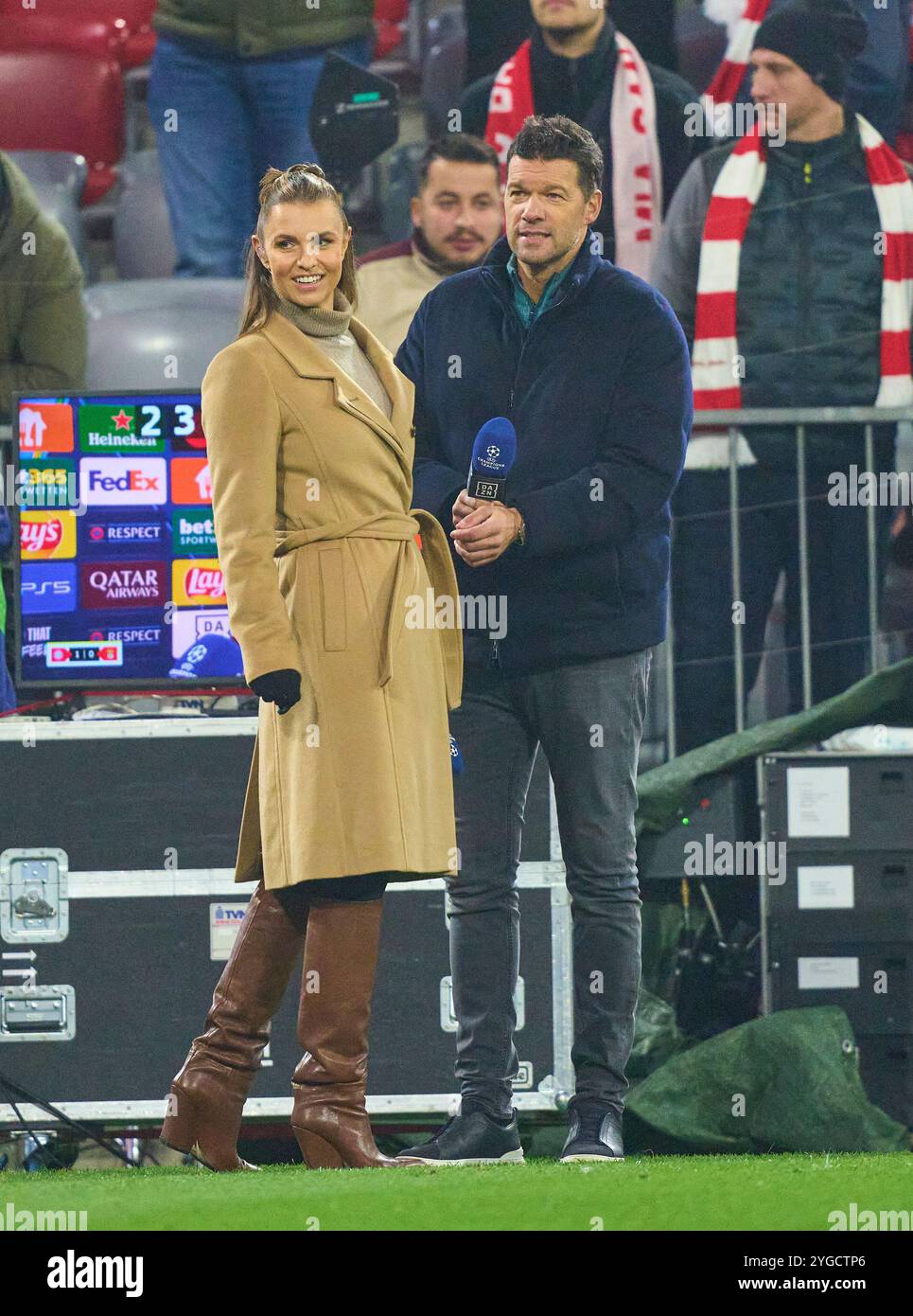 Monaco, Germania. 6 novembre 2024. Laura WONTORRA, presentatrice sportiva, reporter, donna, moderatrice, TV, televisione, Ex Fussballprofi, DFB Kapitaen Michael BALLACK nella partita di campionato a gironi FC BAYERN MUENCHEN - SL BENFICA LISSABON 1-0 di calcio UEFA Champions League nella stagione 2024/2025 a Monaco di Baviera, 06 novembre 2024, FCB, 4. Spieltag, Muenchen fotografo: ddp Images/STAR-Images credito: ddp media GmbH/Alamy Live News Foto Stock