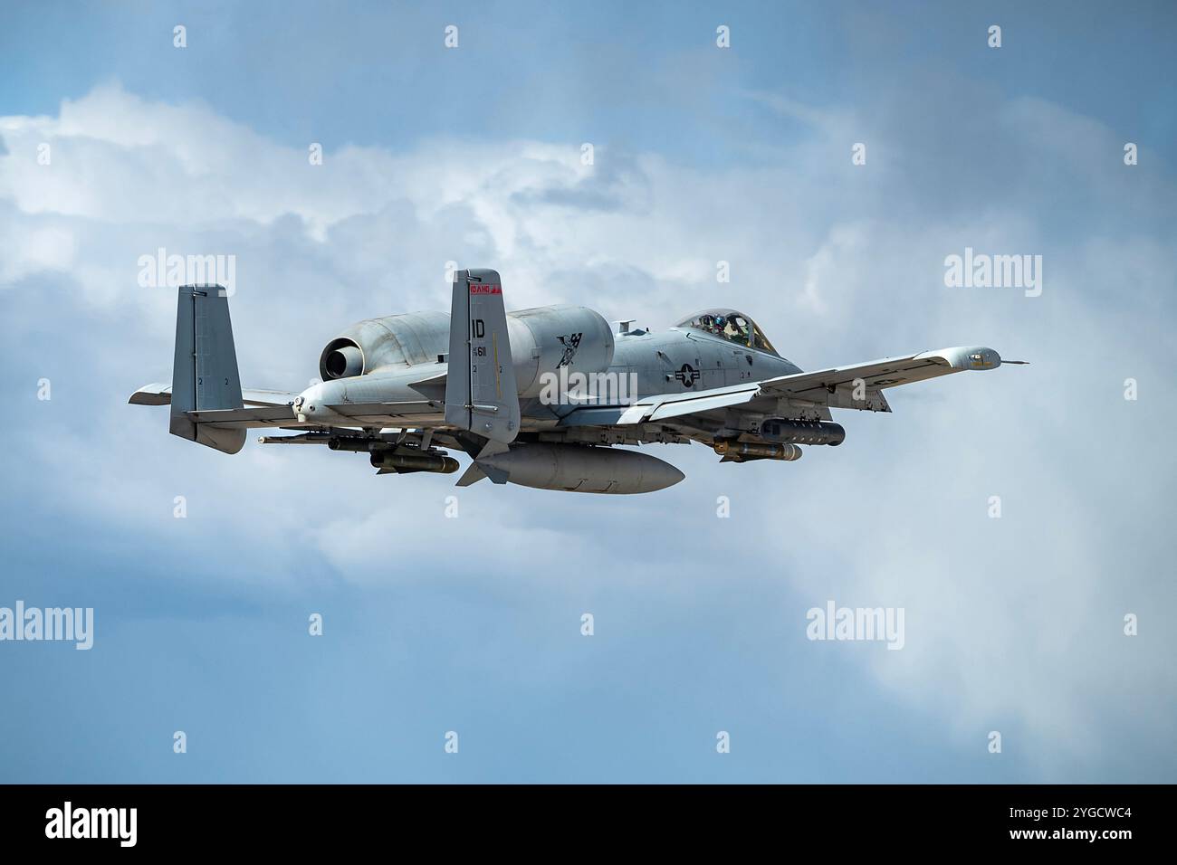 Un A-10 Thunderbolt II assegnato al 124th Fighter Wing, Boise, Idaho, decolla con un serbatoio carburante esterno per una missione Green Flag-West 25-02 a N Foto Stock