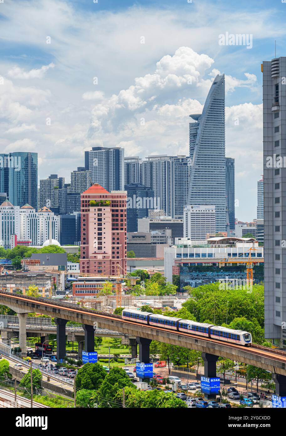 Treno della linea LRT Kelana Jaya. Skyline di Kuala Lumpur Foto Stock