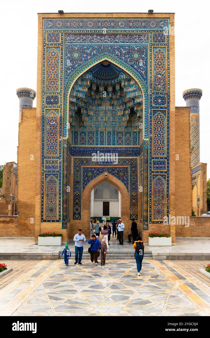 Vista del portale d'ingresso decorato da muqarnas all'ensemble Muhammad Sultan. Mausoleo di Tamerlano (Mausoleo di Timur), Samarcanda, Uzbekistan. Foto Stock