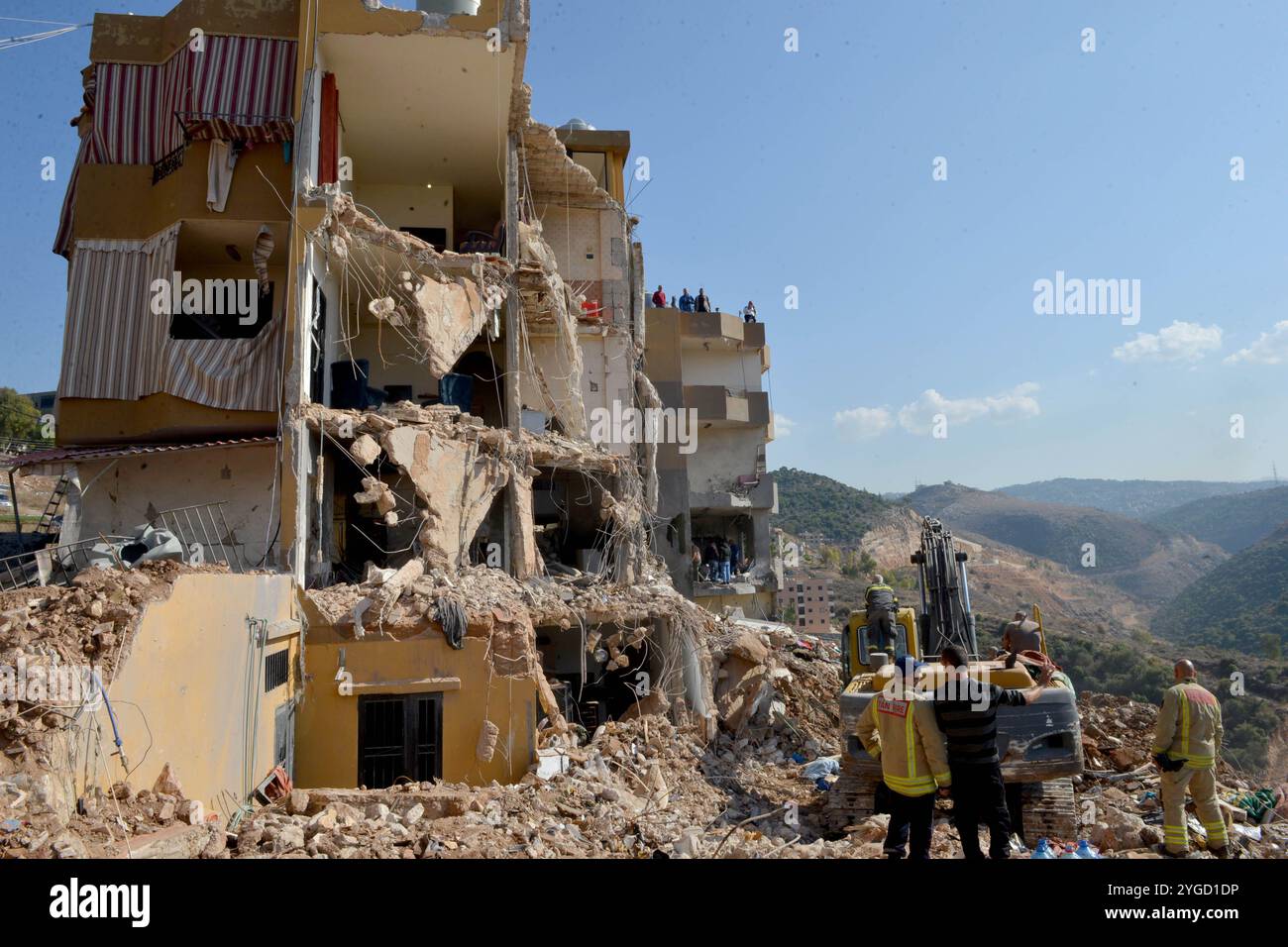 Monte Libano, Libano. 6 novembre 2024. I soccorritori cercano vittime sotto le macerie dopo gli attacchi aerei israeliani a Barja, una città nel distretto di Chouf nel Monte Libano, Libano, 6 novembre 2024. Almeno 25 persone sono state uccise e 32 altre ferite martedì in attacchi aerei israeliani in diverse aree del Libano, ha riferito la National News Agency (NNA) libanese. Secondo l'NNA, un attacco aereo israeliano che ha preso di mira un appartamento residenziale a Barja ha ucciso 15 persone, e le squadre di difesa civile erano ancora alla ricerca di vittime sotto le macerie. Crediti: Bilal Jawich/Xinhua/Alamy Live News Foto Stock