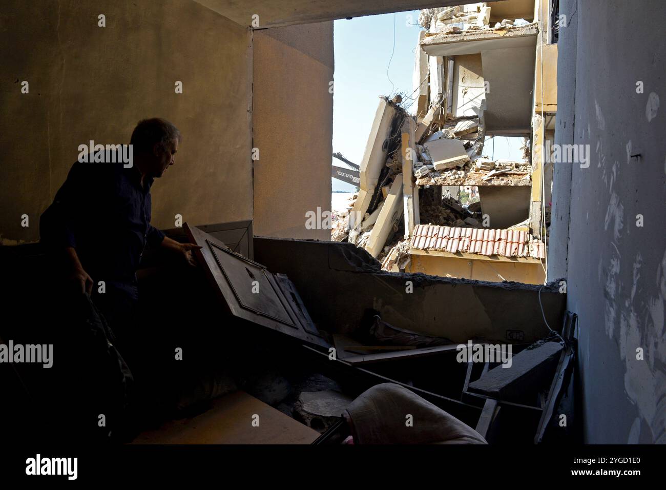 Monte Libano, Libano. 6 novembre 2024. Un uomo controlla un edificio distrutto dopo gli attacchi aerei israeliani a Barja, una città nel distretto di Chouf nel Monte Libano, Libano, 6 novembre 2024. Almeno 25 persone sono state uccise e 32 altre ferite martedì in attacchi aerei israeliani in diverse aree del Libano, ha riferito la National News Agency (NNA) libanese. Secondo l'NNA, un attacco aereo israeliano che ha preso di mira un appartamento residenziale a Barja ha ucciso 15 persone, e le squadre di difesa civile erano ancora alla ricerca di vittime sotto le macerie. Crediti: Bilal Jawich/Xinhua/Alamy Live News Foto Stock