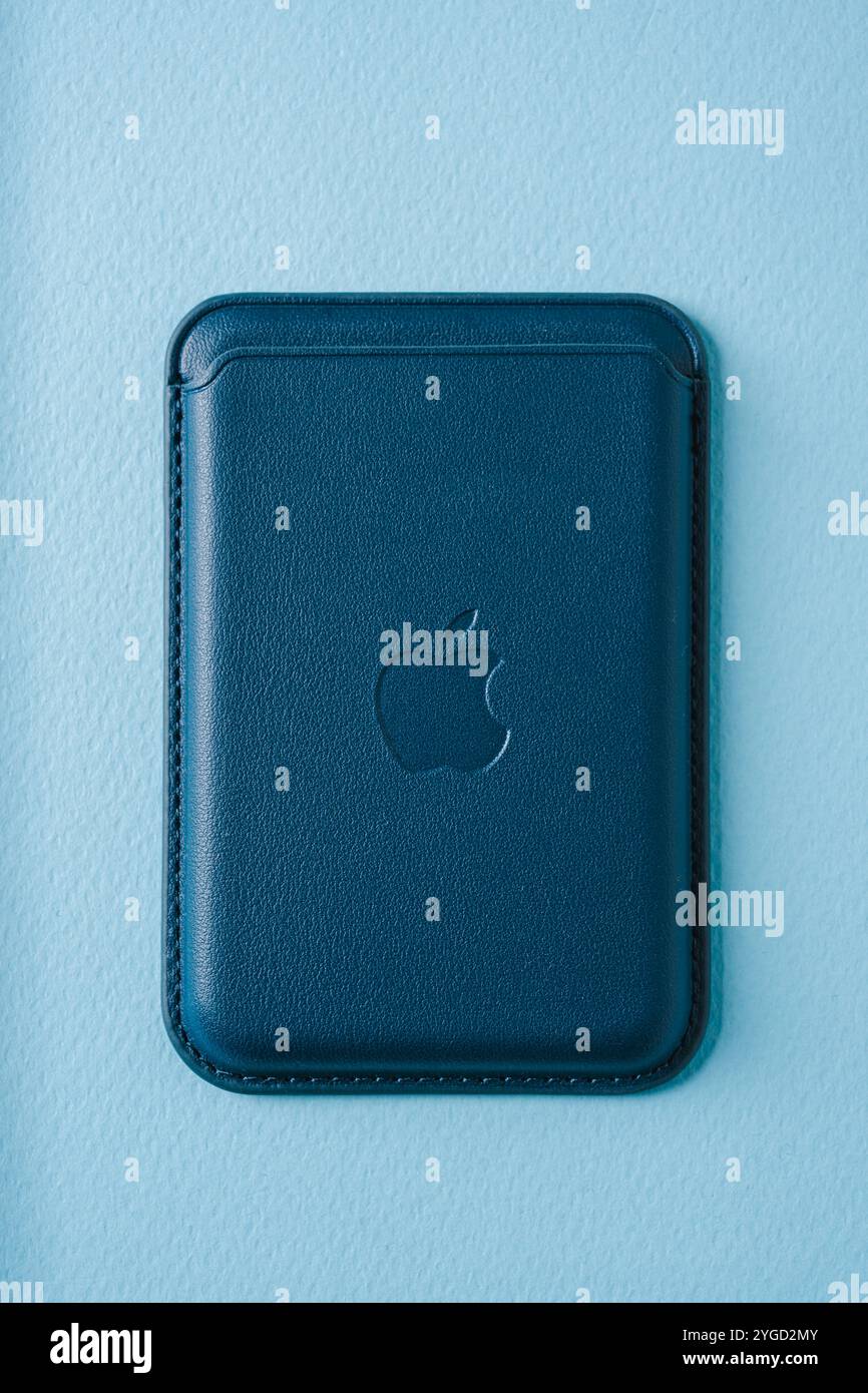 Antalya, Turchia - 28 ottobre 2024: Portafoglio blu Apple Magsafe su sfondo blu Foto Stock