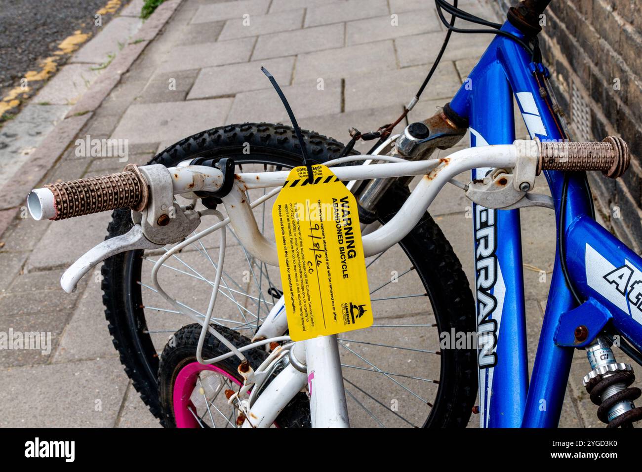 Probabilmente hanno rubato e abbandonato biciclette per bambini in una strada residenziale. Identificato per essere smaltito dal Consiglio comunale di Cambridge. Inghilterra, Regno Unito Foto Stock