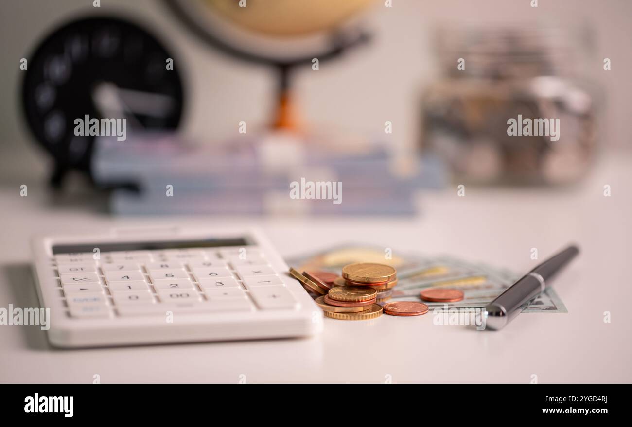 Un'efficace gestione finanziaria nel settore aziendale implica il risparmio di denaro, la gestione del contante e l'investimento di monete e valute per favorire la crescita economica e la Foto Stock