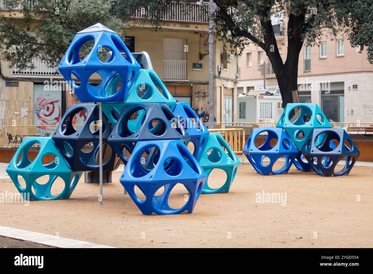 Viladecans. Spagna - 07 novembre 2024: Moderno parco giochi con cornici geometriche blu per arrampicata Foto Stock