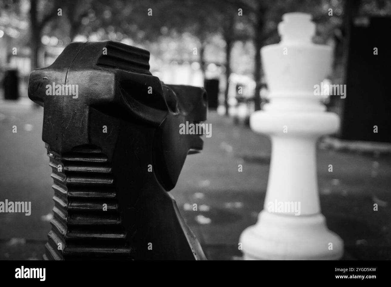 Un primo piano di pezzi da scacchi all'aperto Foto Stock