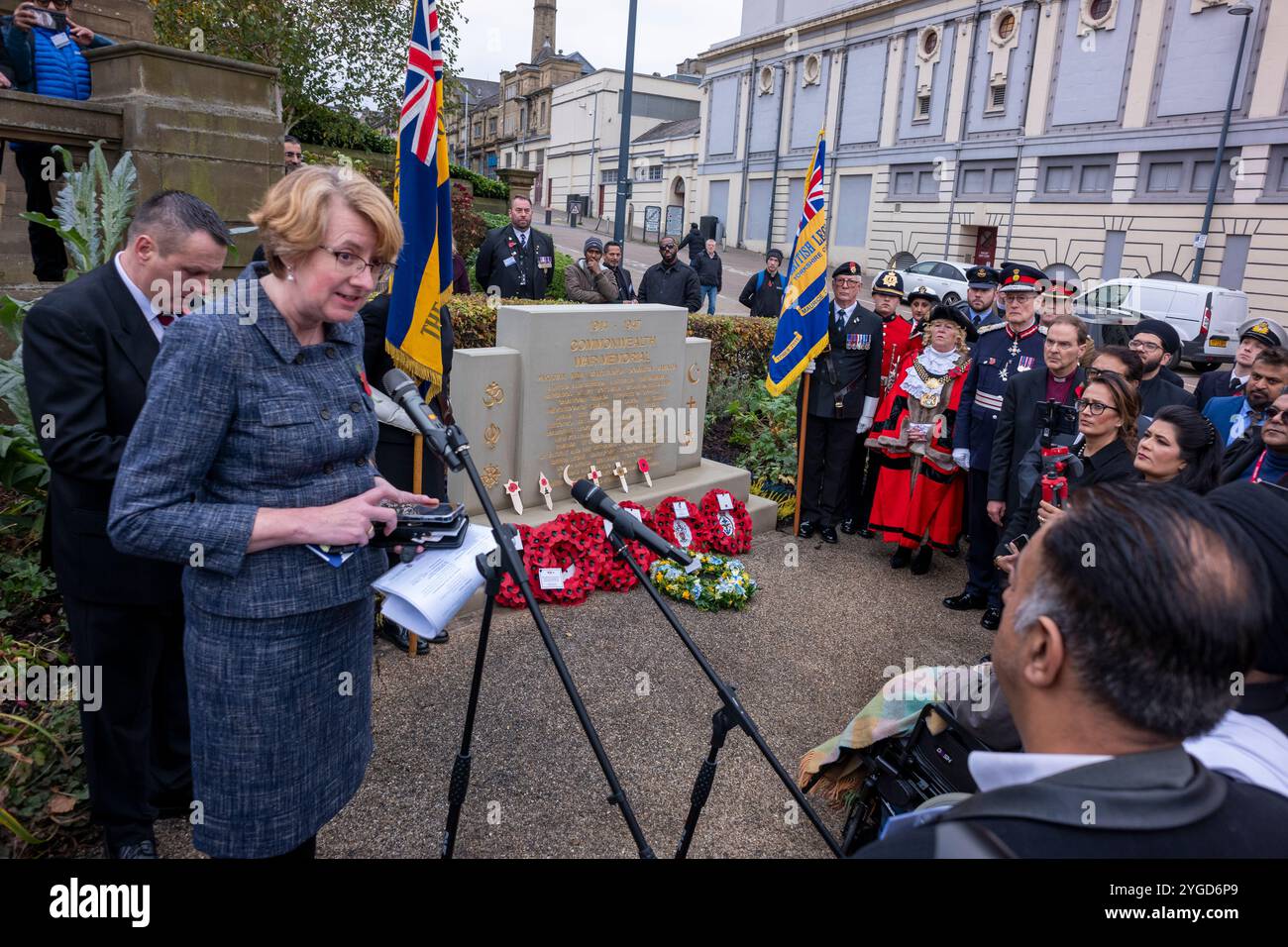 Susan Hinchcliffe, leader del Consiglio, parla ai leader della comunità insieme ai leader multireligiosi mentre Bradford presenta il First Commonwealth War Memorial fuori Londra. 6 novembre Bradford Cenotaph. Foto Stock