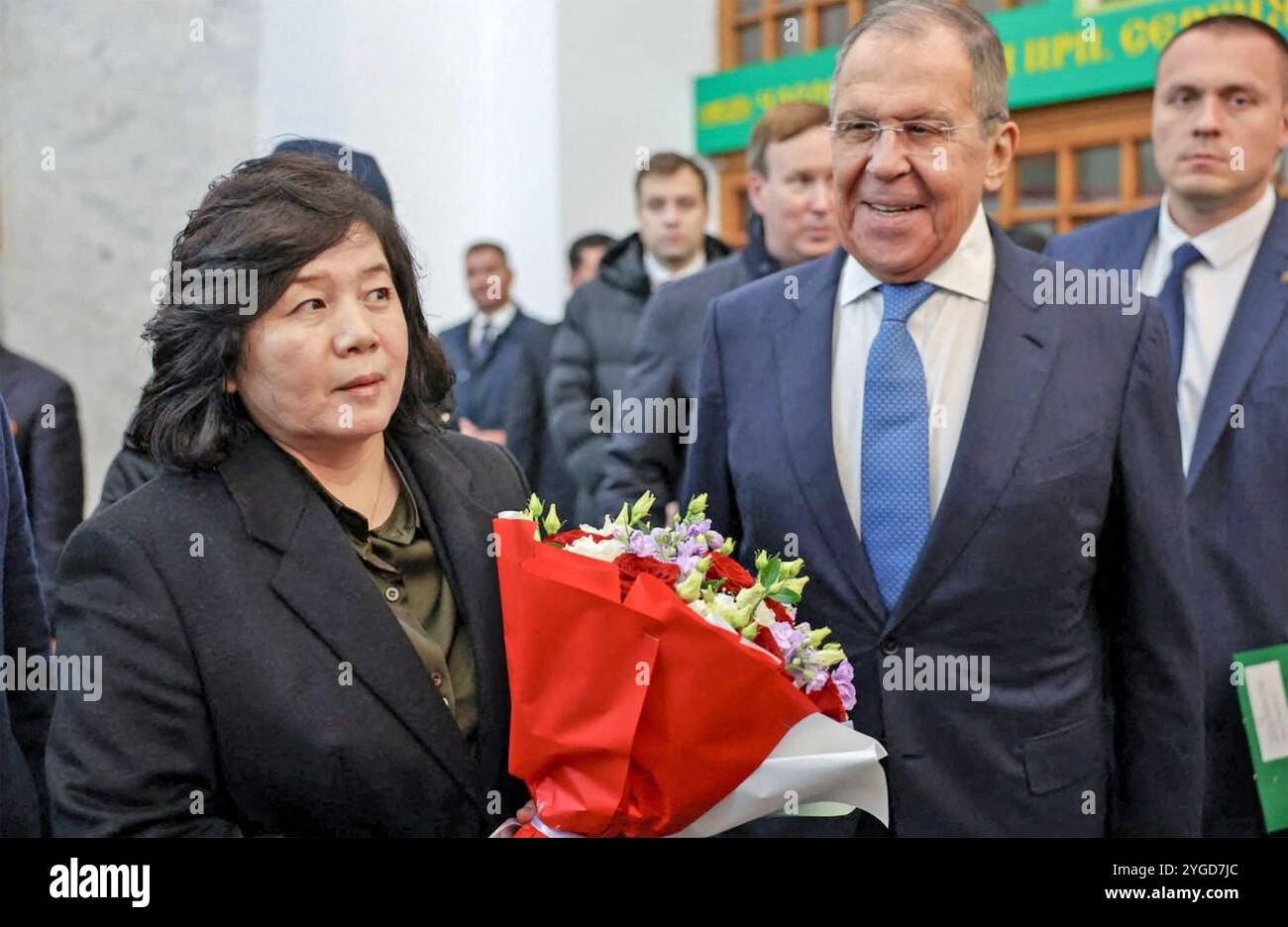 SERGEI LAVROV ministro degli Esteri russo saluta Choe Son-hui, il suo omologo nordcoreano, a Mosca nel novembre 2024. Foto Stock