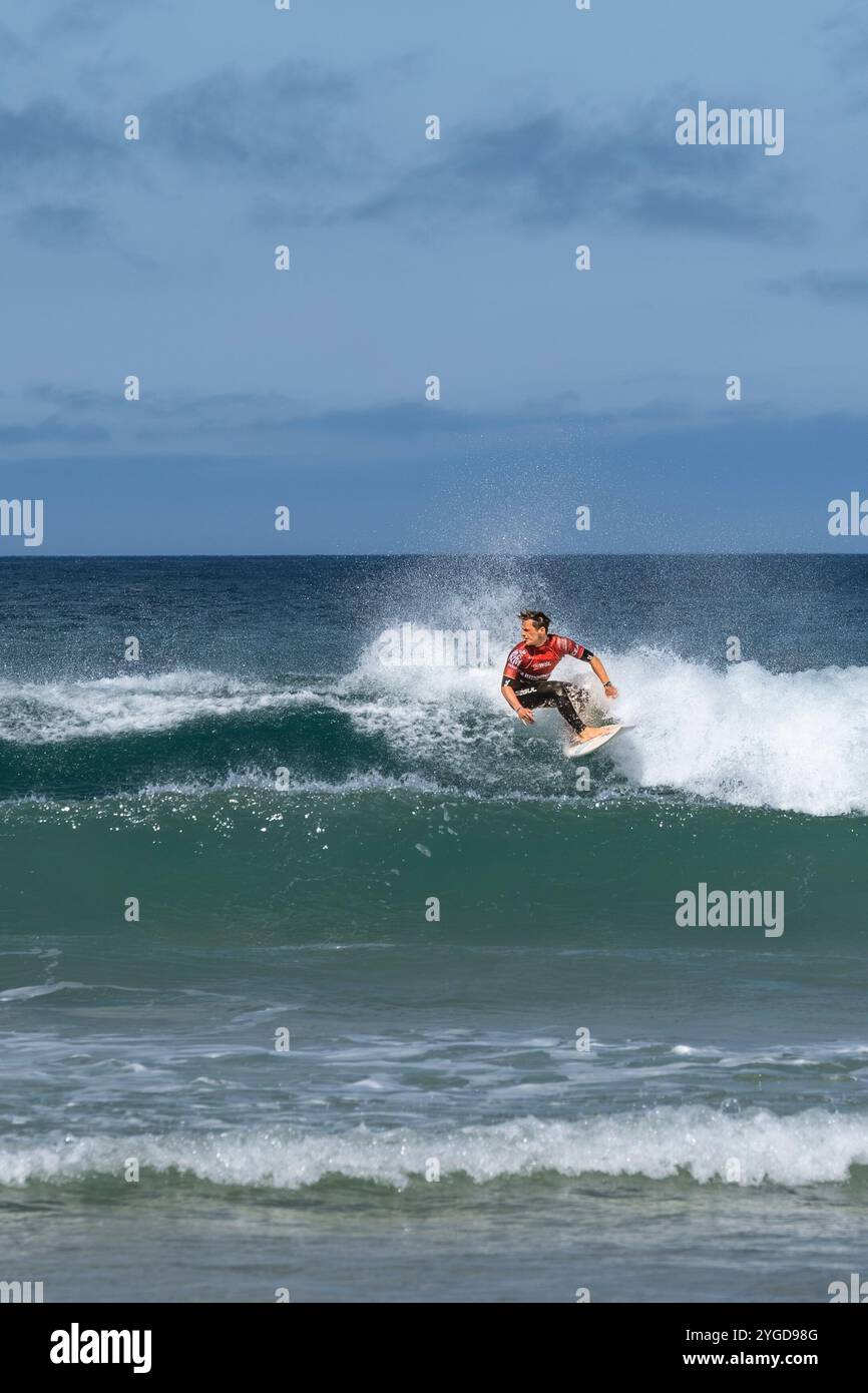 Patrick Langdon-Dark gareggia nell'ultimo round della competizione Boardmasters BYD Pro Surfing presso l'iconica Fistral Beach di Newquay in Cornovaglia i Foto Stock