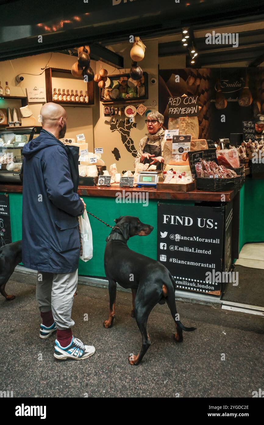 Un chiosco che vende autentici piatti regionali italiani nello storico Borough Market di Shoreditch a Lonon nel Regno Unito in Europa. Foto Stock