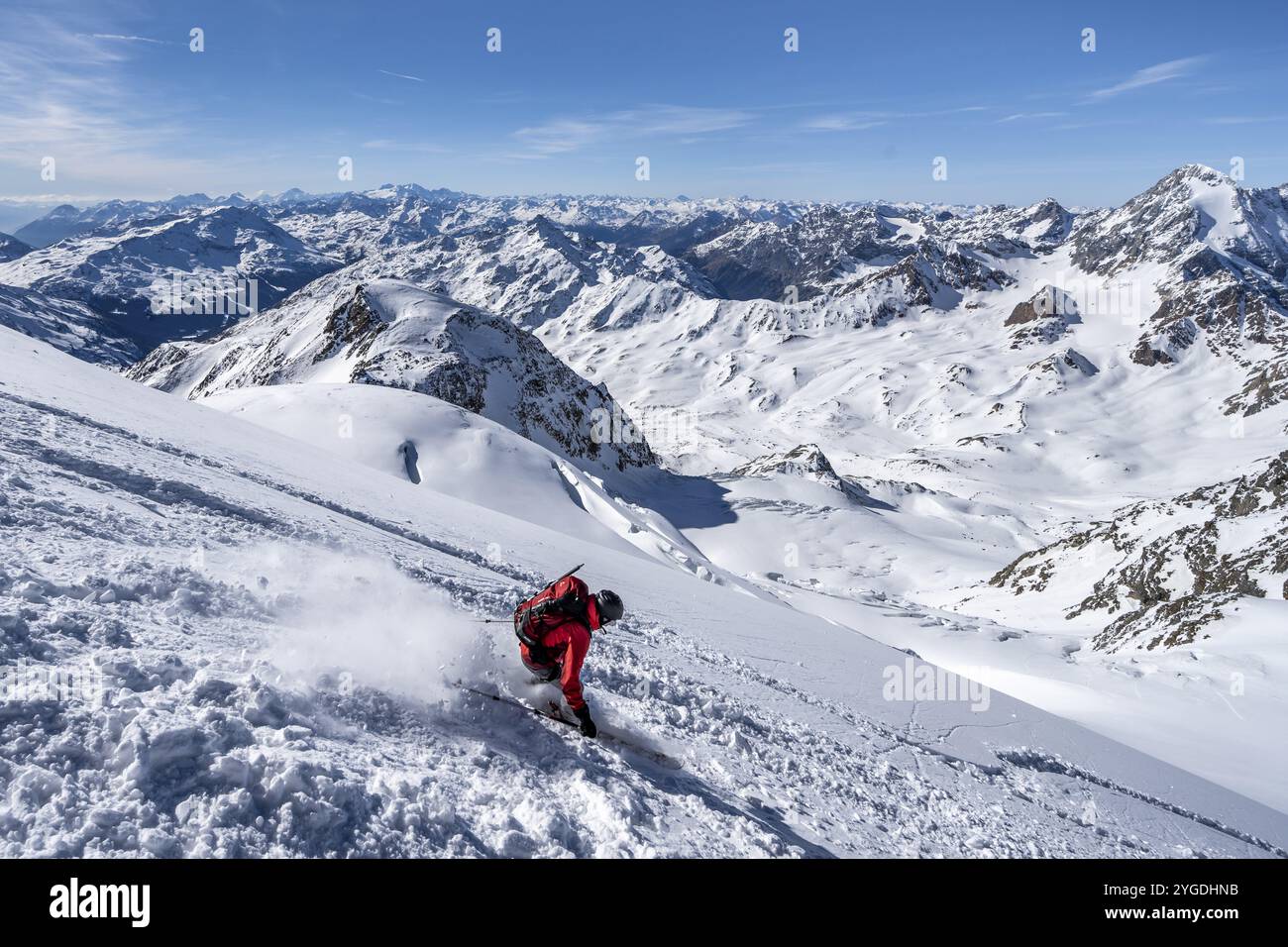 Sciatori che scendono dalla cima del Monte Cevedale sullo Zufallferner, panorama montano, paesaggio montano innevato in inverno, Alpe Ortler Foto Stock