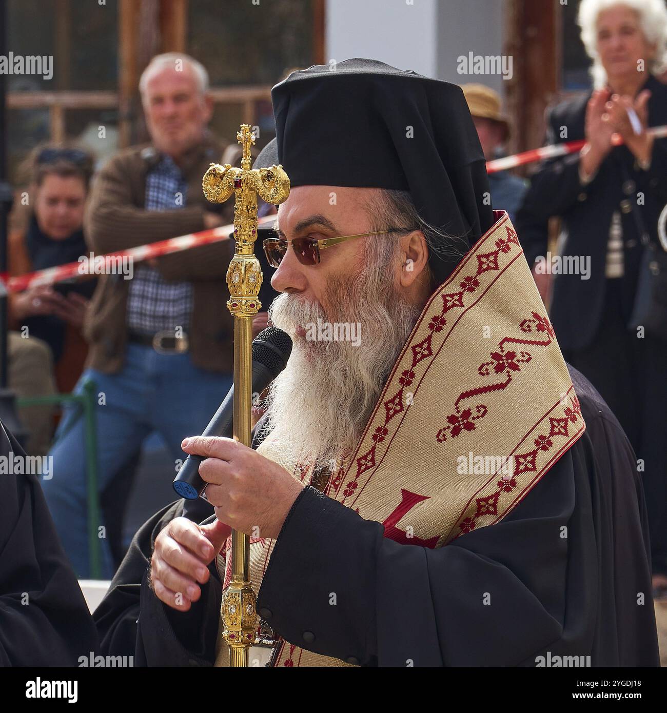 L'arcivescovo Amphilochios, sacerdote in elaborato abito religioso, tiene un discorso a una folla, visita del presidente tedesco Frank-Walter Steinmeier a Kandanos Foto Stock