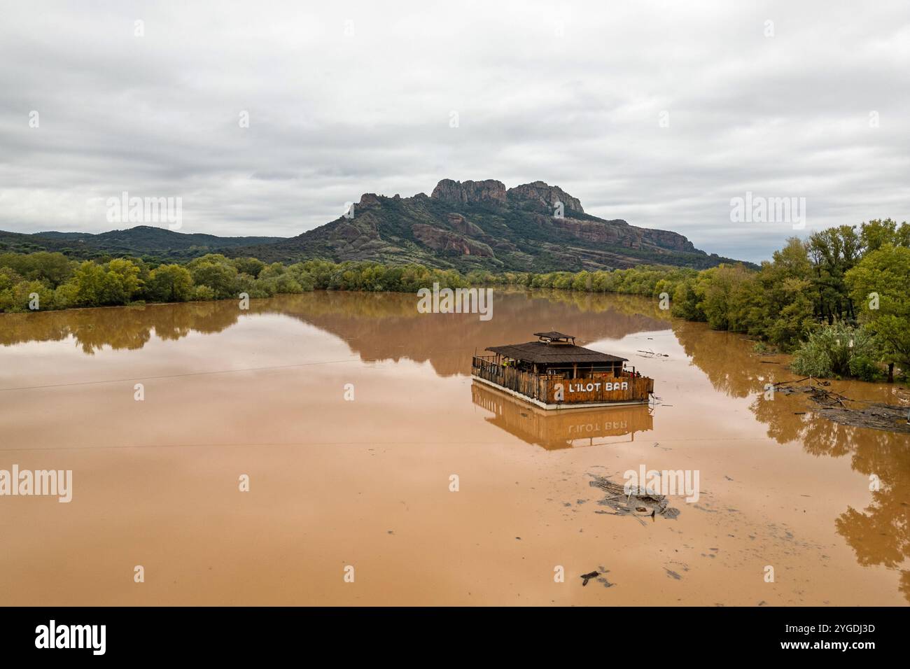 Bar l'Lot a Roquebrune Sur Argens, circondato dall'acqua. Francia sud-orientale dopo forti piogge, ottobre 2024. Foto Stock