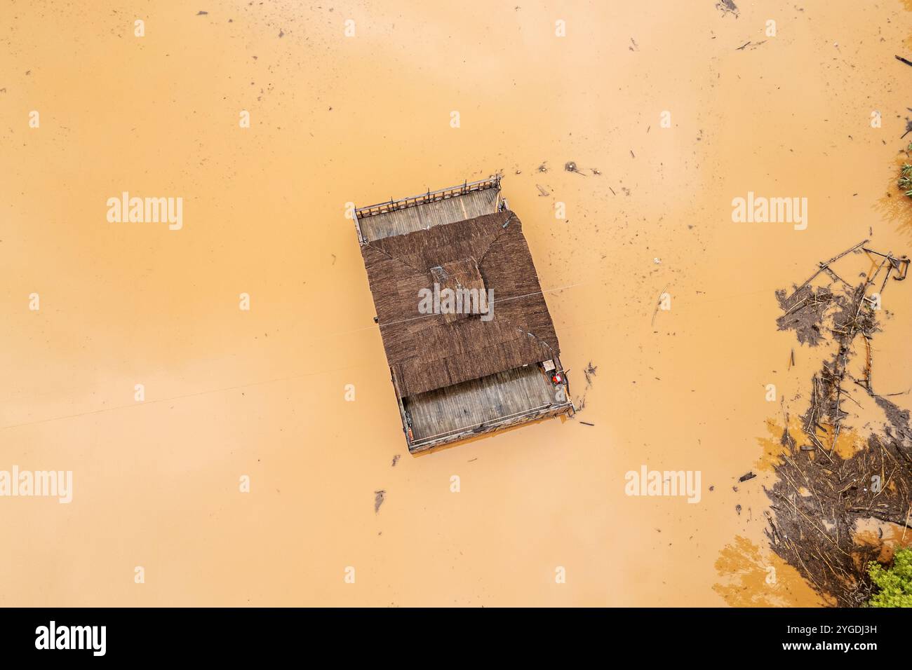 Bar l'Lot a Roquebrune Sur Argens, circondato dall'acqua. Francia sud-orientale dopo forti piogge, ottobre 2024. Foto Stock