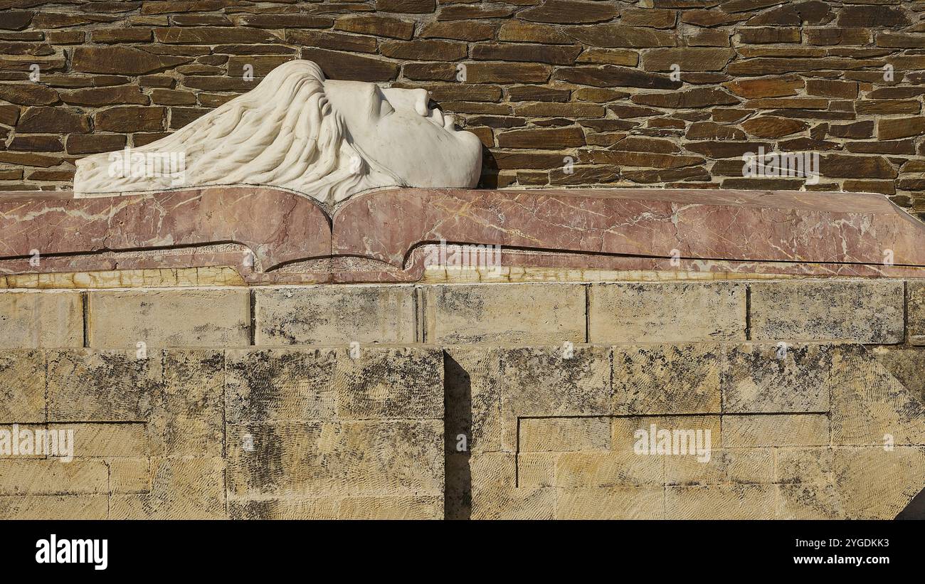 Vista laterale di una scultura femminile reclinabile come rilievo su una facciata in pietra, visita del presidente federale Frank-Walter Steinmeier a Kandanos il 31 ottobre Foto Stock