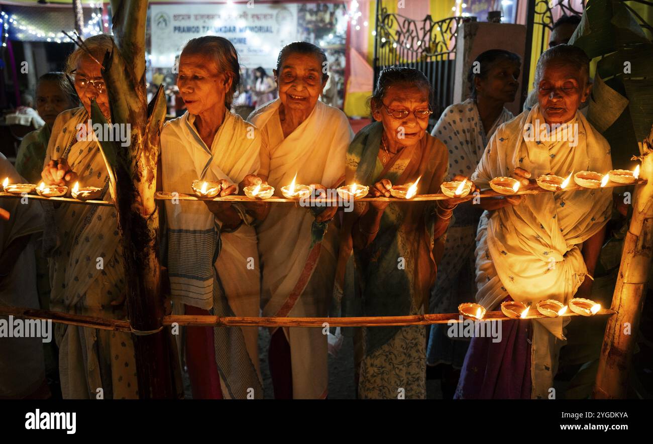 Le donne anziane di Pramod Talukdar Memorial Old Age Home illuminano le lampade a olio di Diya mentre celebrano Diwali, a Guwahati, India, il 1° novembre 2024. Diwali, A. Foto Stock