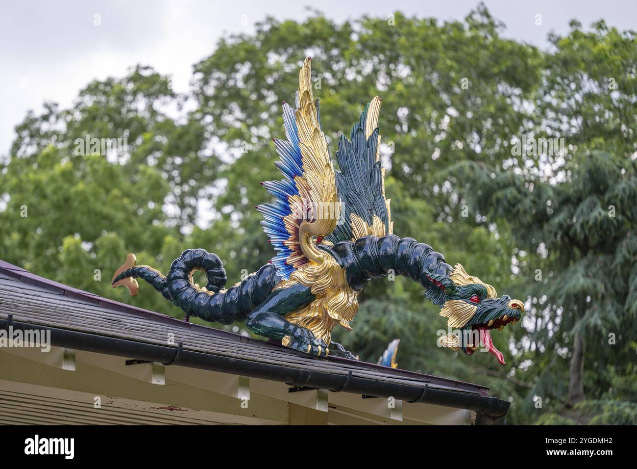 Primo piano di una statua del drago dipinta in oro blu-rosso, grande pagoda storica, Giardini Botanici reali (Kew Gardens), sito patrimonio dell'umanità dell'UNESCO, Kew, Greate Foto Stock