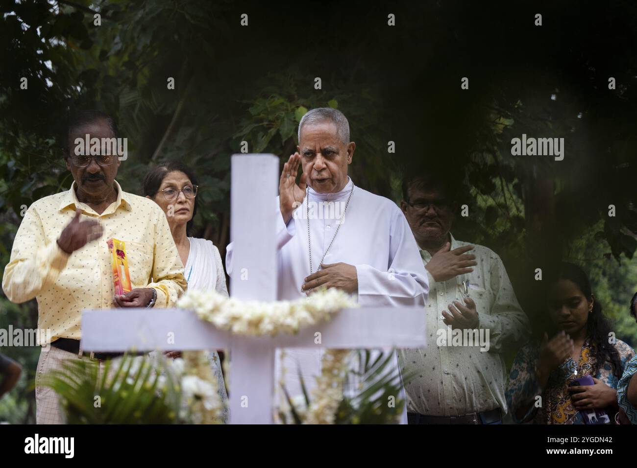 Le persone della comunità cristiana accendono candele e pregano sulla tomba del loro parente durante l'osservazione di tutte le anime, a Guwahati, Indi Foto Stock