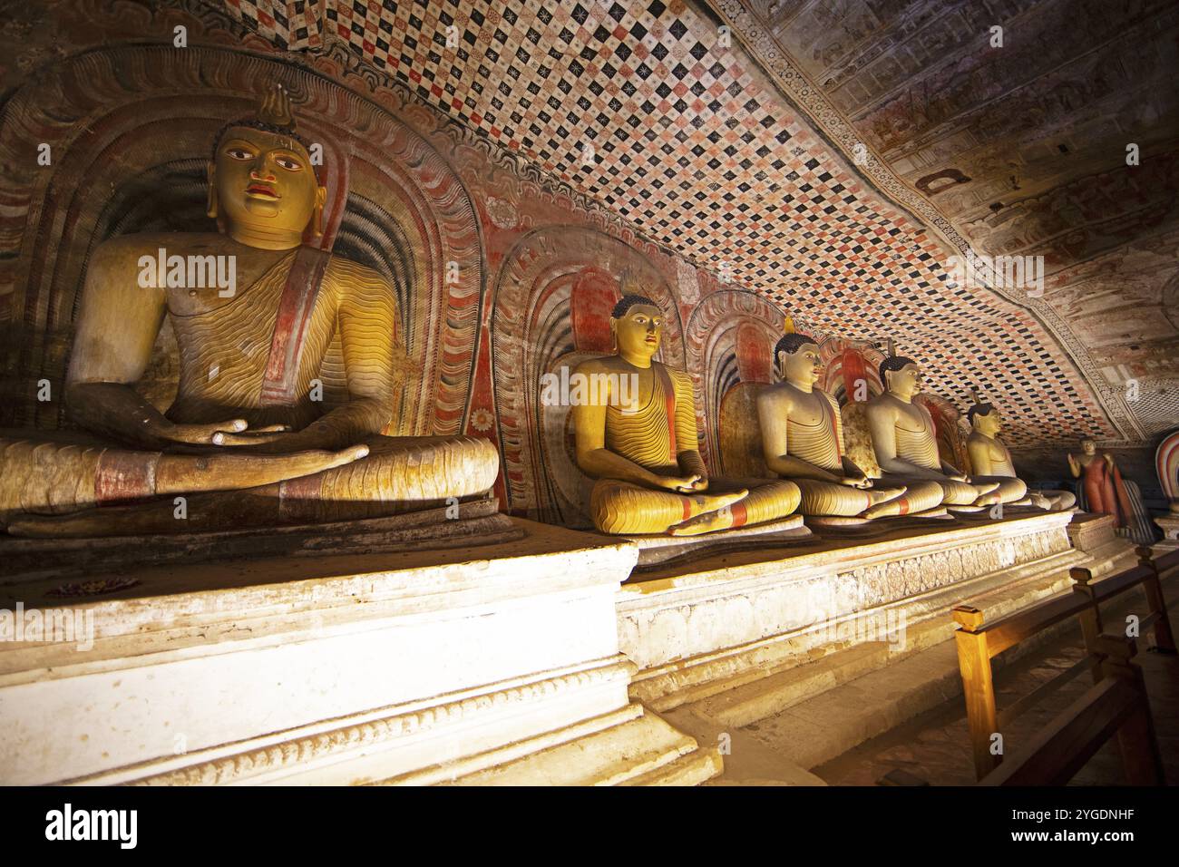 Statue di Buddha sedute nel tempio della grotta di Dambulla, Dambulla, provincia centrale, Sri Lanka, Asia Foto Stock