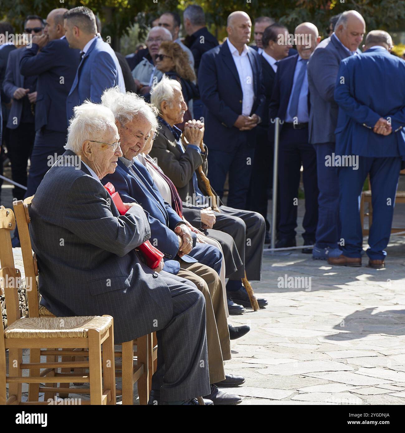 Sopravvissuti al massacro del 3 giugno 1941, uomini anziani in tuta siedono su sedie in un raduno all'aperto, visita del presidente federale Frank-Walter Steinmei Foto Stock