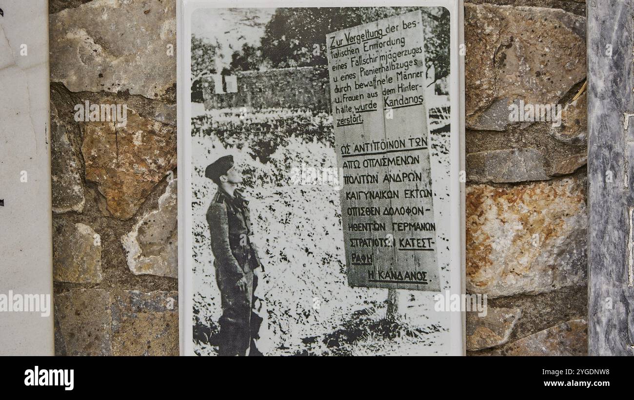 Foto in bianco e nero di un soldato su una targa commemorativa su un muro di pietra, visita del presidente federale Frank-Walter Steinmeier a Kandanos il 31 ottobre Foto Stock