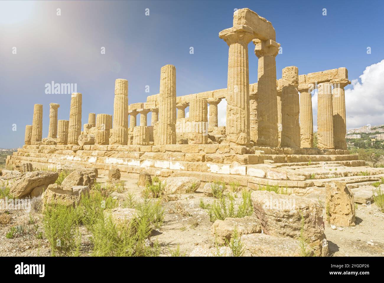 Antico tempio greco nel paesaggio mediterraneo ad Agrigento, Sicilia, Italia, Europa Foto Stock