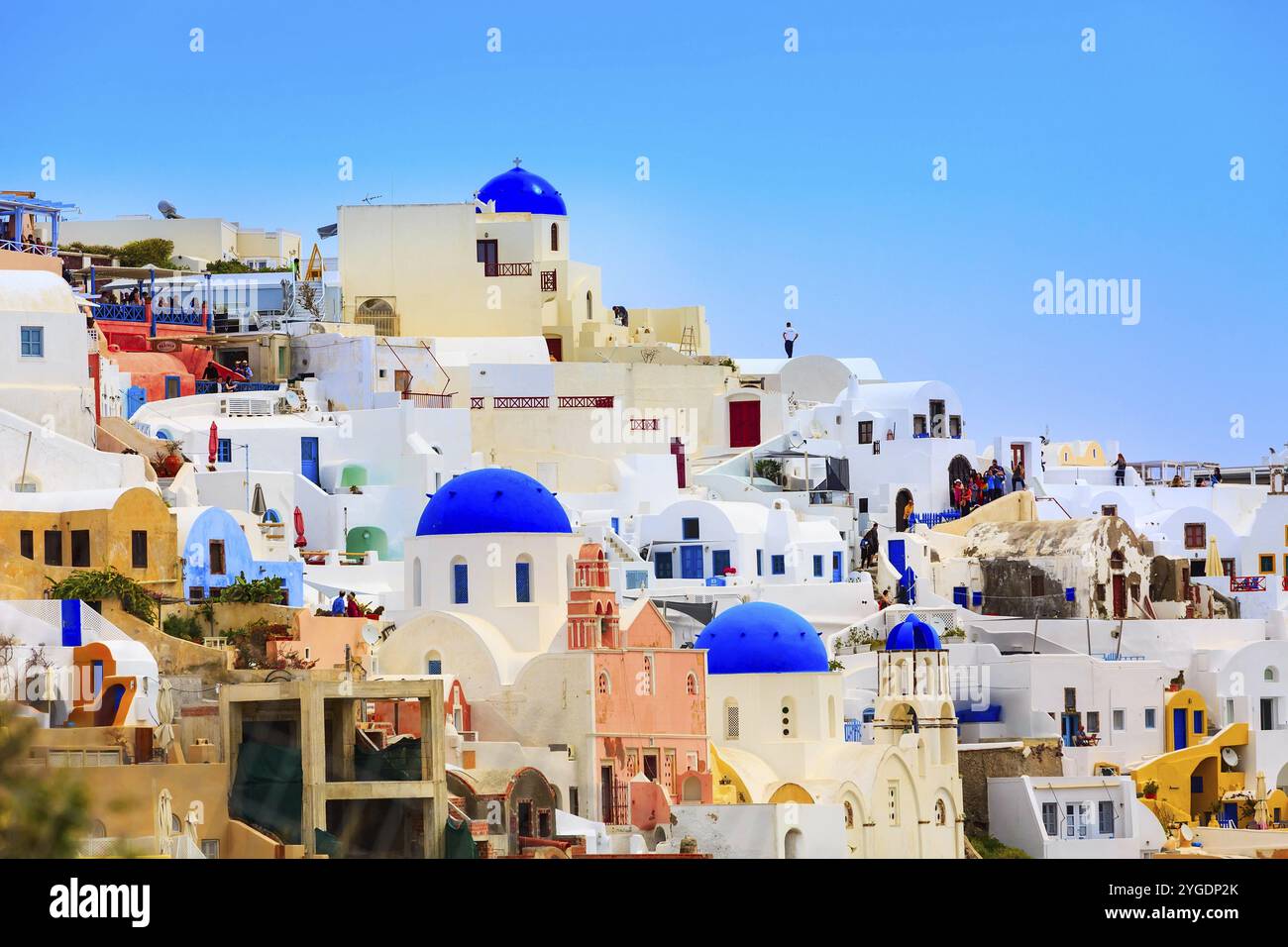 Oia, Santorini, 25 aprile 2019: Famoso villaggio sull'isola delle cicladi con case colorate, cupole della chiesa e turisti Foto Stock