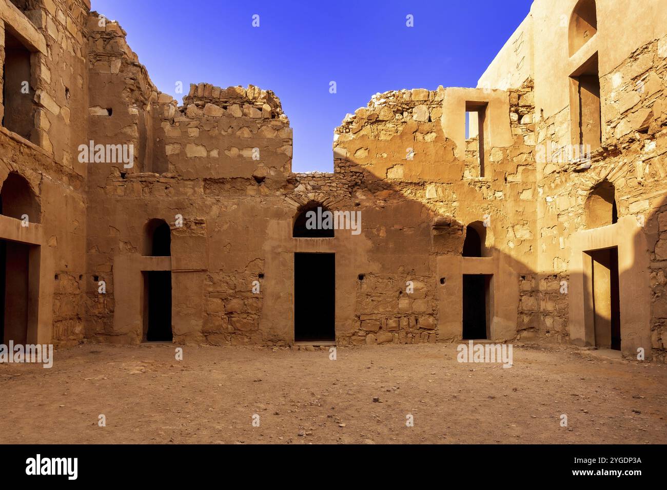 Interno del castello nel deserto Qasr Kharana, al Kharaneh vicino Amman, Giordania. Costruito nel 8th ° secolo, utilizzato come caravanserai Foto Stock