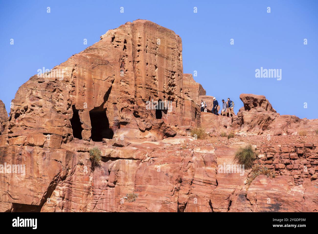 Petra, Giordania, 3 novembre 2022: Grotte di al Siq scolpite nelle mura dell'antica città del famoso sito storico e archeologico, l'Asia Foto Stock