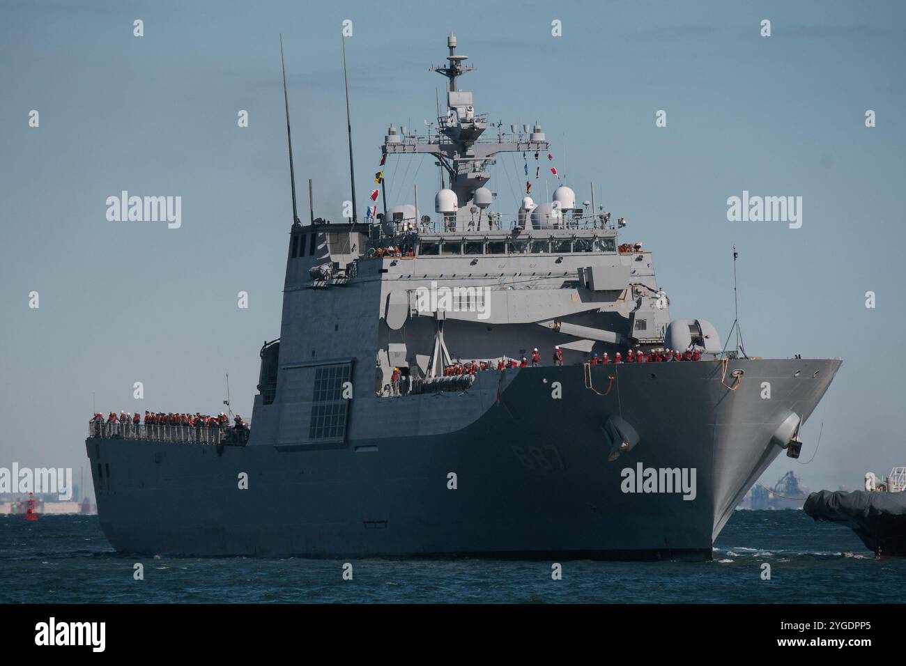 Yokosuka, Giappone. 7 novembre 2024. La nave da sbarco della Marina sudcoreana Cheon Ja Bong (LST-687) arriva alla base navale Yokosuka della Japan Maritime Self-Defense Force a Yokosuka, prefettura di Kanagawa, Giappone giovedì 7 novembre 2024. Foto di Keizo Mori/UPI credito: UPI/Alamy Live News Foto Stock